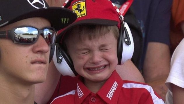 Kimi hned po startu vypadl a jeho malý fanoušek Thomas nebyl k utišení... Kimi hned po startu vypadl a jeho malý fanoušek Thomas nebyl k utišení...