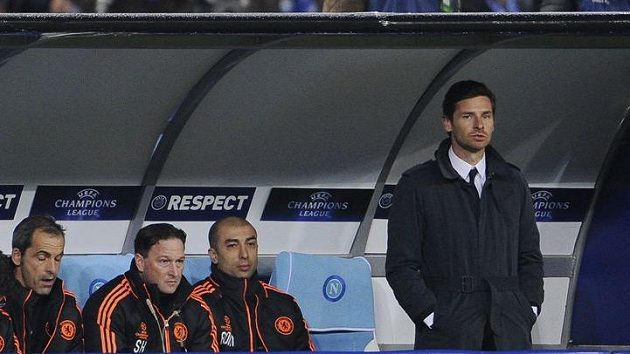 Portugalský trenér André Villas-Boas (vpravo) na lavičce Chelsea. Portugalský trenér André Villas-Boas (vpravo) na lavičce Chelsea.