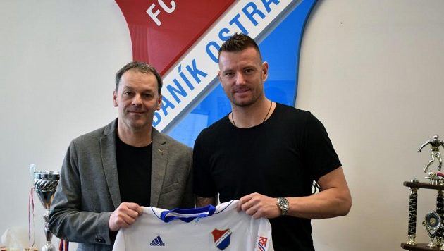 Do Ostravy před časem zamířil mj. Jan Laštůvka. Vlevo sportovní manažer Baníku Dušan Vrťo. Do Ostravy před časem zamířil mj. Jan Laštůvka. Vlevo sportovní manažer Baníku Dušan Vrťo.