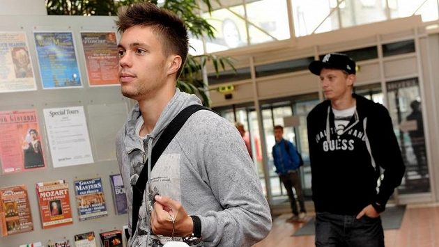 Sparťanskému útočníkovi Václavu Kadlecovi (vpředu) se otvírá nová šance, že by mohl balit na bundesligu. Sparťanskému útočníkovi Václavu Kadlecovi (vpředu) se otvírá nová šance, že by mohl balit na bundesligu.