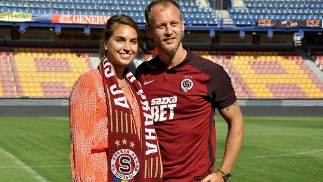 Semih Kaya, nová posila fotbalistů pražské Sparty, s manželkou. Semih Kaya, nová posila fotbalistů pražské Sparty, s manželkou.