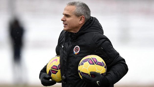 Trenér Sparty Vítězslav Lavička přivítá mladou slovenskou posilu. Trenér Sparty Vítězslav Lavička přivítá mladou slovenskou posilu.