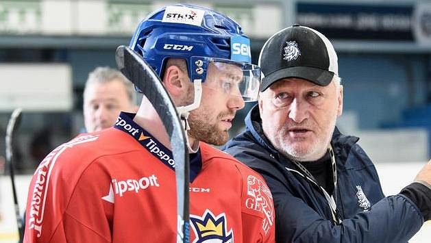 Jiří Sekáč a trenér Miloš Říha během tréninku hokejové reprezentace před utkáním s Finskem Jiří Sekáč a trenér Miloš Říha během tréninku hokejové reprezentace před utkáním s Finskem