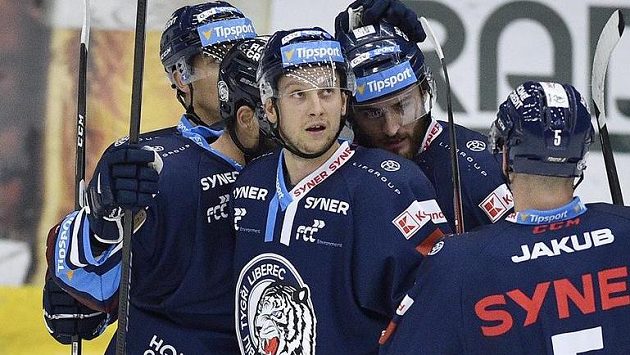 Michal Bulíř se raduje se spoluhráči z druhého gólu. Michal Bulíř se raduje se spoluhráči z druhého gólu.