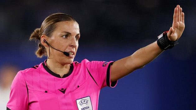 Francouzská rozhodčí Stéphanie Frappartová při říjnovém utkání EL Leicester - Luhansk. Francouzská rozhodčí Stéphanie Frappartová při říjnovém utkání EL Leicester - Luhansk.