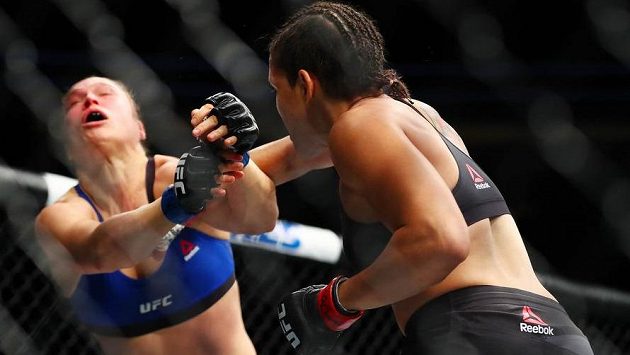 Brazilská šampiónka Amanda Nuněsová zasahuje americkou vyzývatelku Rondu Rouseyovou v zápase UFC 207 v Las Vegas. Brazilská šampiónka Amanda Nuněsová zasahuje americkou vyzývatelku Rondu Rouseyovou v zápase UFC 207 v Las Vegas.