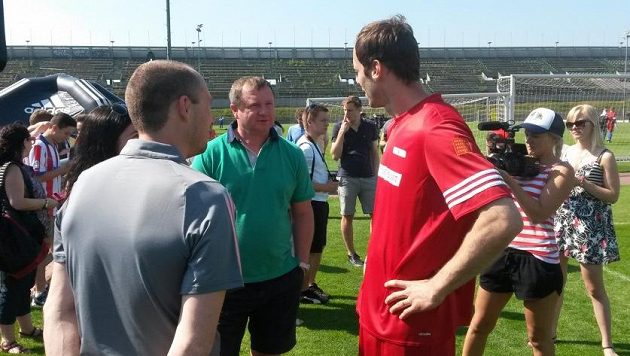 Na letní fotbalovou školu Petra Čecha (v červeném) přišel i kouč reprezentace Pavel Vrba. Na letní fotbalovou školu Petra Čecha (v červeném) přišel i kouč reprezentace Pavel Vrba.