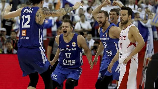 Čeští basketbalisté se radují z postupu do další fáze mistrovství světa Čeští basketbalisté se radují z postupu do další fáze mistrovství světa