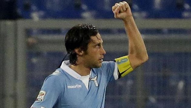 Kapitán římského Lazia Stefano Mauri slaví svůj gól v duelu s Bergamem. Kapitán římského Lazia Stefano Mauri slaví svůj gól v duelu s Bergamem.