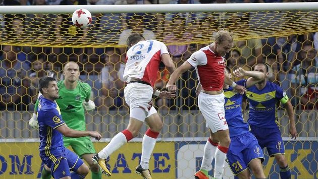 Slávista Milan Škoda (třetí zleva) střílí vyrovnávací gól na 1:1 v odvetě 3. předkola Ligy mistrů v Borisově. Slávista Milan Škoda (třetí zleva) střílí vyrovnávací gól na 1:1 v odvetě 3. předkola Ligy mistrů v Borisově.