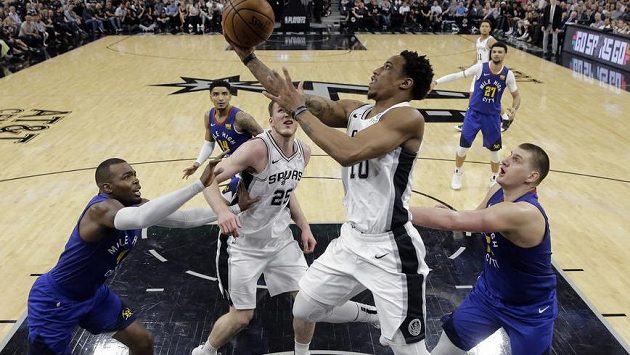 DeMar DeRozan se pod košem dokázal prosadit DeMar DeRozan se pod košem dokázal prosadit