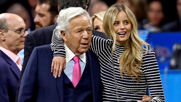 Majitel klubu amerického fotbalu New England Patriots Robert Kraft a jeho žena Ricki Noelová. Majitel klubu amerického fotbalu New England Patriots Robert Kraft a jeho žena Ricki Noelová.