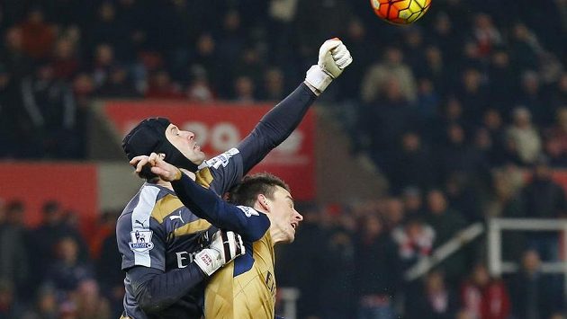 Petr Čech a Laurent Koscielny v akci během utkání se Stoke City. Petr Čech a Laurent Koscielny v akci během utkání se Stoke City.