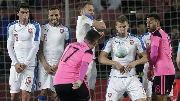 Skot Ross McCormack při přímém kopu proti české zdi. Skot Ross McCormack při přímém kopu proti české zdi.