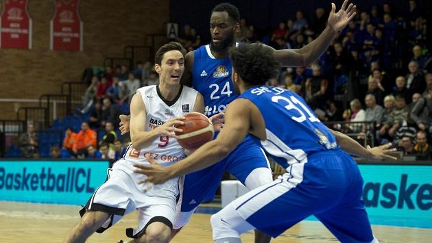 (Zleva) Jiří Welsch z Nymburka a Mike Morrison a Shavon Shields z Frankfurtu. (Zleva) Jiří Welsch z Nymburka a Mike Morrison a Shavon Shields z Frankfurtu.