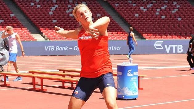 Oštěpařka Barbora Špotáková při tréninku v Ptačím hnízdě den před zahájením mistrovství světa v atletice. Oštěpařka Barbora Špotáková při tréninku v Ptačím hnízdě den před zahájením mistrovství světa v atletice.