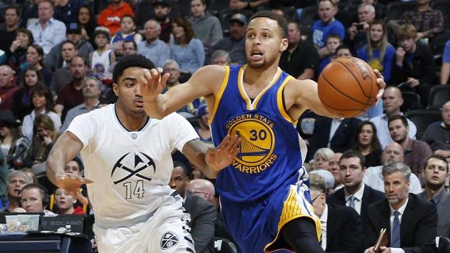 Rozehrávač Golden State Stephen Curry (vpravo) se zkouší prosadit přes bránícího Garyho Harrise z Denveru. Rozehrávač Golden State Stephen Curry (vpravo) se zkouší prosadit přes bránícího Garyho Harrise z Denveru.