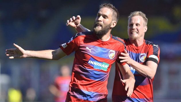 Plzeňští Marek Bakoš (vlevo) a David Limberský se radují z prvního gólu proti Jihlavě. Plzeňští Marek Bakoš (vlevo) a David Limberský se radují z prvního gólu proti Jihlavě.