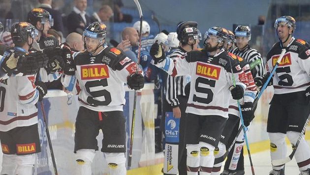Hokejisté Sparty v prosinci do švýcarského Davosu nepocestují, treadiční Spenglerův pohár se letos neuskuteční. Hokejisté Sparty v prosinci do švýcarského Davosu nepocestují, treadiční Spenglerův pohár se letos neuskuteční.