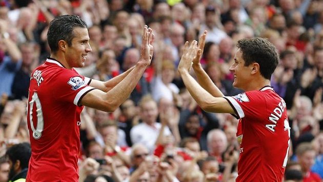 Fotbalisté Manchesteru United Robin van Persie (vlevo) a Ander Herrera se radují z gólu. Fotbalisté Manchesteru United Robin van Persie (vlevo) a Ander Herrera se radují z gólu.