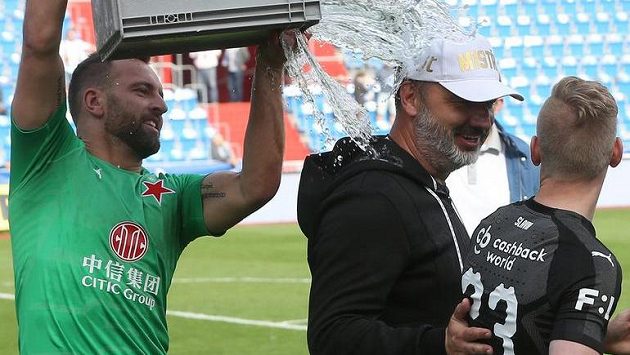 Zleva brankář Přemysl Kovář, trenér Jindřich Trpišovský a Petr Ševčík ze Slavie oslavují zisk ligového titulu. Zleva brankář Přemysl Kovář, trenér Jindřich Trpišovský a Petr Ševčík ze Slavie oslavují zisk ligového titulu.