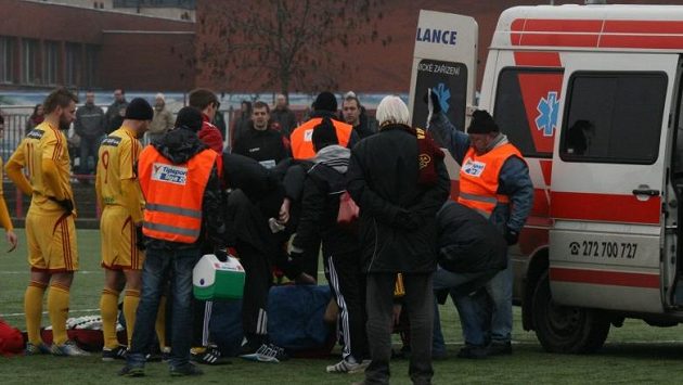 Ošetření Petra Malého proběhlo přímo na hřišti, jeden z pořadatelů držel podávanou infuzi... Ošetření Petra Malého proběhlo přímo na hřišti, jeden z pořadatelů držel podávanou infuzi...