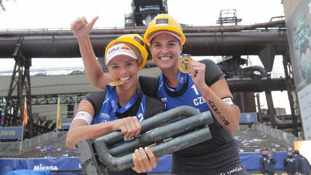 Prostředí, kde se turnaj Světového okruhu v plážovém volejbalu v Ostravě hrál, odpovídala i trofej pro vítězný český pár Barbora Hermannová (vpravo), Markéta Nausch Sluková. Prostředí, kde se turnaj Světového okruhu v plážovém volejbalu v Ostravě hrál, odpovídala i trofej pro vítězný český pár Barbora Hermannová (vpravo), Markéta Nausch Sluková.