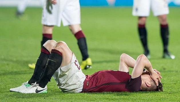 Sparťan Josef Šural leží na trávníku po porážce v Jihlavě. Sparťan Josef Šural leží na trávníku po porážce v Jihlavě.