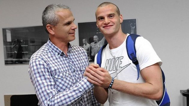 Vítej ve Spartě! Trenér Vítězslav Lavička (vlevo) a Lukáš Pauschek. Vítej ve Spartě! Trenér Vítězslav Lavička (vlevo) a Lukáš Pauschek.