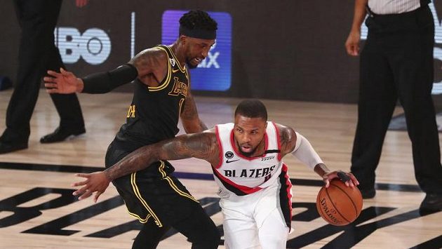 Damian Lillard (0) z Portlandu a Kentavious Caldwell-Pope (1) z Los Angeles Lakers. Damian Lillard (0) z Portlandu a Kentavious Caldwell-Pope (1) z Los Angeles Lakers.