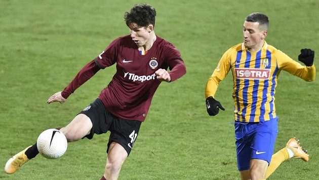 Zleva Martin Vitík ze Sparty a Lukáš Holík z Opavy. Zleva Martin Vitík ze Sparty a Lukáš Holík z Opavy.