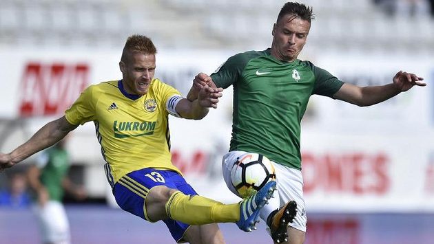 Tomás Janíček ze Zlína v souboji se Stanislavem Teclem z Jablonce v utkání 5. kola první fotbalové ligy. Tomás Janíček ze Zlína v souboji se Stanislavem Teclem z Jablonce v utkání 5. kola první fotbalové ligy.