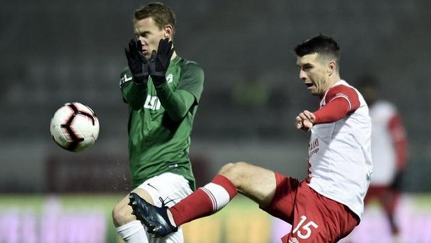 Zleva jablonecký Jan Chramosta a Ondřej Kúdela ze Slavie. Zleva jablonecký Jan Chramosta a Ondřej Kúdela ze Slavie.