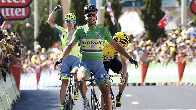 Slovák Peter Sagan v cíli 11. etapy Tour de France na první pozici, za ním lídr celkového pořadí Chris Froome z Británie. Slovák Peter Sagan v cíli 11. etapy Tour de France na první pozici, za ním lídr celkového pořadí Chris Froome z Británie.