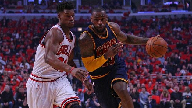 Driblujícího LeBrona Jamese z Clevelandu se snaží zastavit Jimmy Butler z Chicaga. Driblujícího LeBrona Jamese z Clevelandu se snaží zastavit Jimmy Butler z Chicaga.