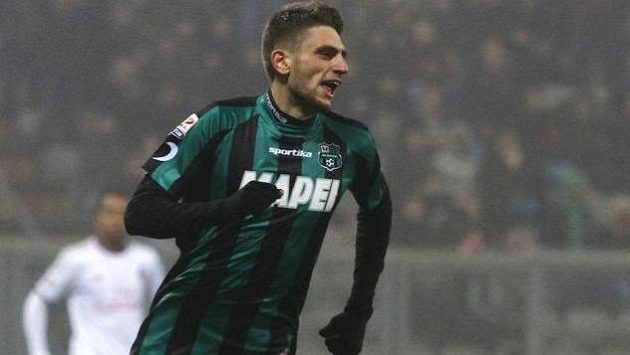 Domenico Berardi z týmu Sassuolo oslavuje svůj čtvrtý gól proti AC Milán. Domenico Berardi z týmu Sassuolo oslavuje svůj čtvrtý gól proti AC Milán.
