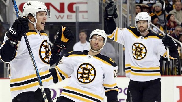 Český křídelník David Pastrňák (vlevo) se raduje z vyrovnávacího gólu na ledě Pittsburghu se spoluhráči z Bostonu Dominicem Moorem (uprostřed) a Adamem McQuaidem. Český křídelník David Pastrňák (vlevo) se raduje z vyrovnávacího gólu na ledě Pittsburghu se spoluhráči z Bostonu Dominicem Moorem (uprostřed) a Adamem McQuaidem.