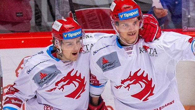 Hráči Třince zleva Michal Kovařčík a Andrej Nestrašil. Hráči Třince zleva Michal Kovařčík a Andrej Nestrašil.