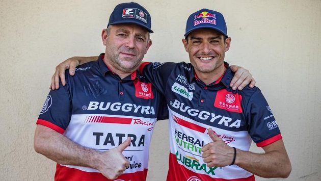 Střídání stráží, Martin Šoltys (vlevo) předává žezlo Ignaciovi Casalemu. Střídání stráží, Martin Šoltys (vlevo) předává žezlo Ignaciovi Casalemu.