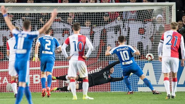 Liberecký záložník Miloš Bosančič střílí Slavii gól z penalty. Liberecký záložník Miloš Bosančič střílí Slavii gól z penalty.