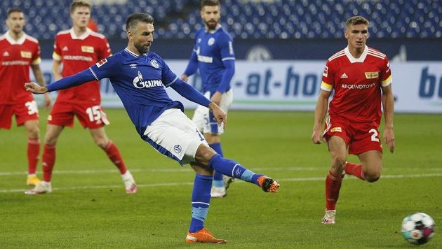 Vedad Ibiševič ze Schalke pálí. Vedad Ibiševič ze Schalke pálí.