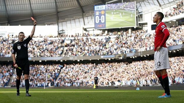 Rozhodčí Michael Oliver dává druhou žlutou a následně červenou kartu obránci Manchesteru United Chrisi Smallingovi v derby proti Manchesteru City. Rozhodčí Michael Oliver dává druhou žlutou a následně červenou kartu obránci Manchesteru United Chrisi Smallingovi v derby proti Manchesteru City.