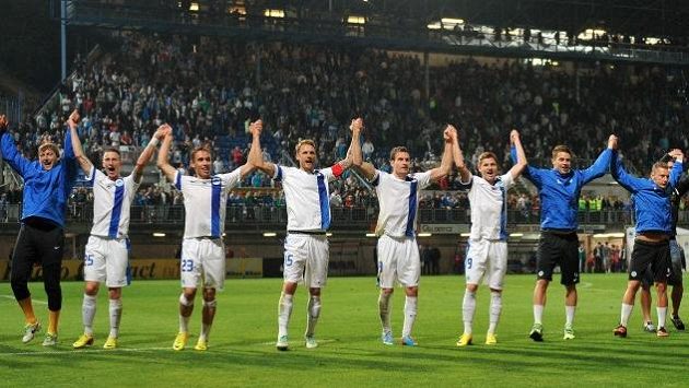 Kapitán Radoslav Kováč si s libereckými spoluhráči užívá děkovačky fanouškům po postupu do Evropské ligy. Kapitán Radoslav Kováč si s libereckými spoluhráči užívá děkovačky fanouškům po postupu do Evropské ligy.