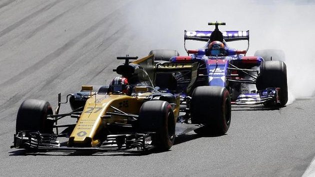 Nico Hülkenberg v akci s Carlosem Sainzem z Toro Rosso. Nico Hülkenberg v akci s Carlosem Sainzem z Toro Rosso.