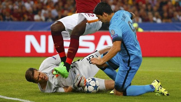 Brankář AS Řím Wojciech Szczesny si po kontaktu s kopačkou Luise Suáreze poranil ruku. Brankář AS Řím Wojciech Szczesny si po kontaktu s kopačkou Luise Suáreze poranil ruku.