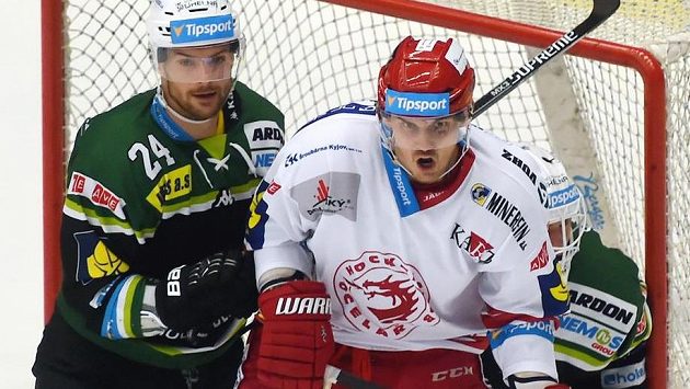 Útočník Třince Tomáš Kopecký před brankou karlovarského Tomáše Závorky. Vlevo obránce Varů Michal Gulaši. Útočník Třince Tomáš Kopecký před brankou karlovarského Tomáše Závorky. Vlevo obránce Varů Michal Gulaši.