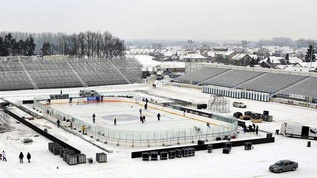 Kluziště na svítkovském plochodrážním stadionu v Pardubicích Kluziště na svítkovském plochodrážním stadionu v Pardubicích