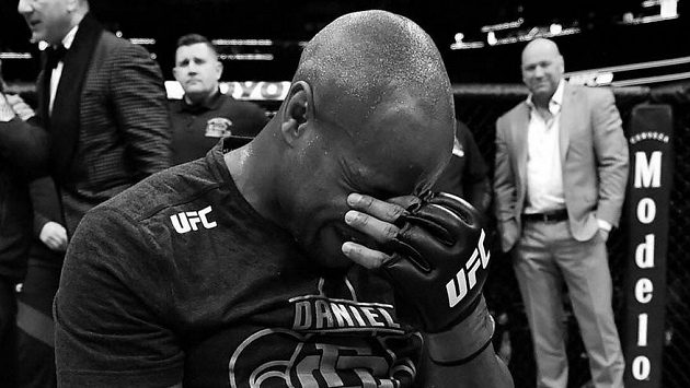 Ilustrační foto. Dojatý Daniel Cormier. Jednou pocity štěstí, jindy zklamání. Ilustrační foto. Dojatý Daniel Cormier. Jednou pocity štěstí, jindy zklamání.