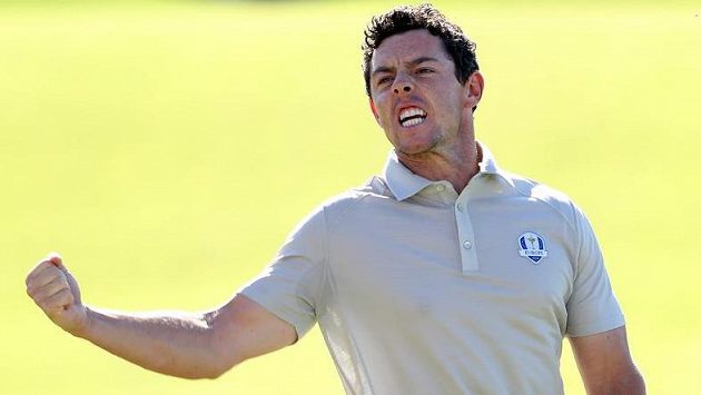 Rory McIlroy ze Severního Irska se raduje z birdie na desáté jamce. Rory McIlroy ze Severního Irska se raduje z birdie na desáté jamce.
