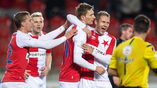 Fotbalisté Slavie (zleva) Tomáš Souček, Milan Škoda a Karel Piták oslavují gól. Fotbalisté Slavie (zleva) Tomáš Souček, Milan Škoda a Karel Piták oslavují gól.